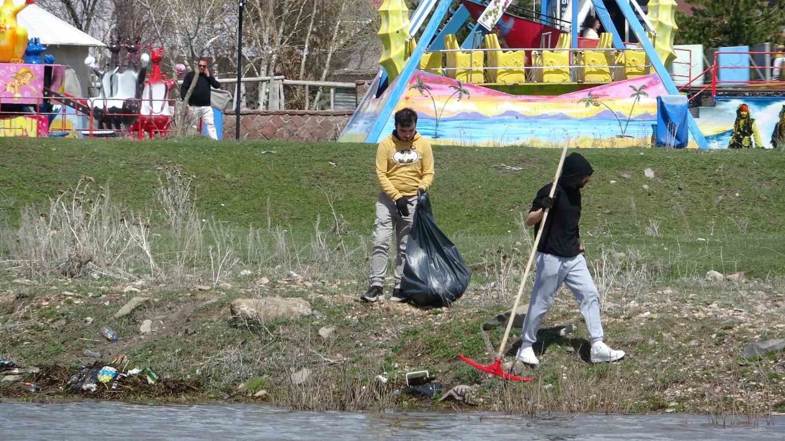 Üniversite öğrencileri, Kura Nehri çevresinde çöp topladı 12 universite ogrencileri kura nehri cevresinde cop topladi 8 7LNkie19