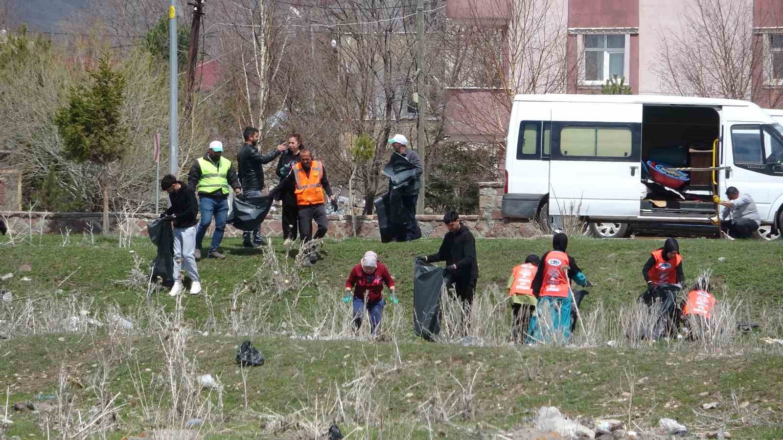 Üniversite öğrencileri, Kura Nehri çevresinde çöp topladı 13 universite ogrencileri kura nehri cevresinde cop topladi 9