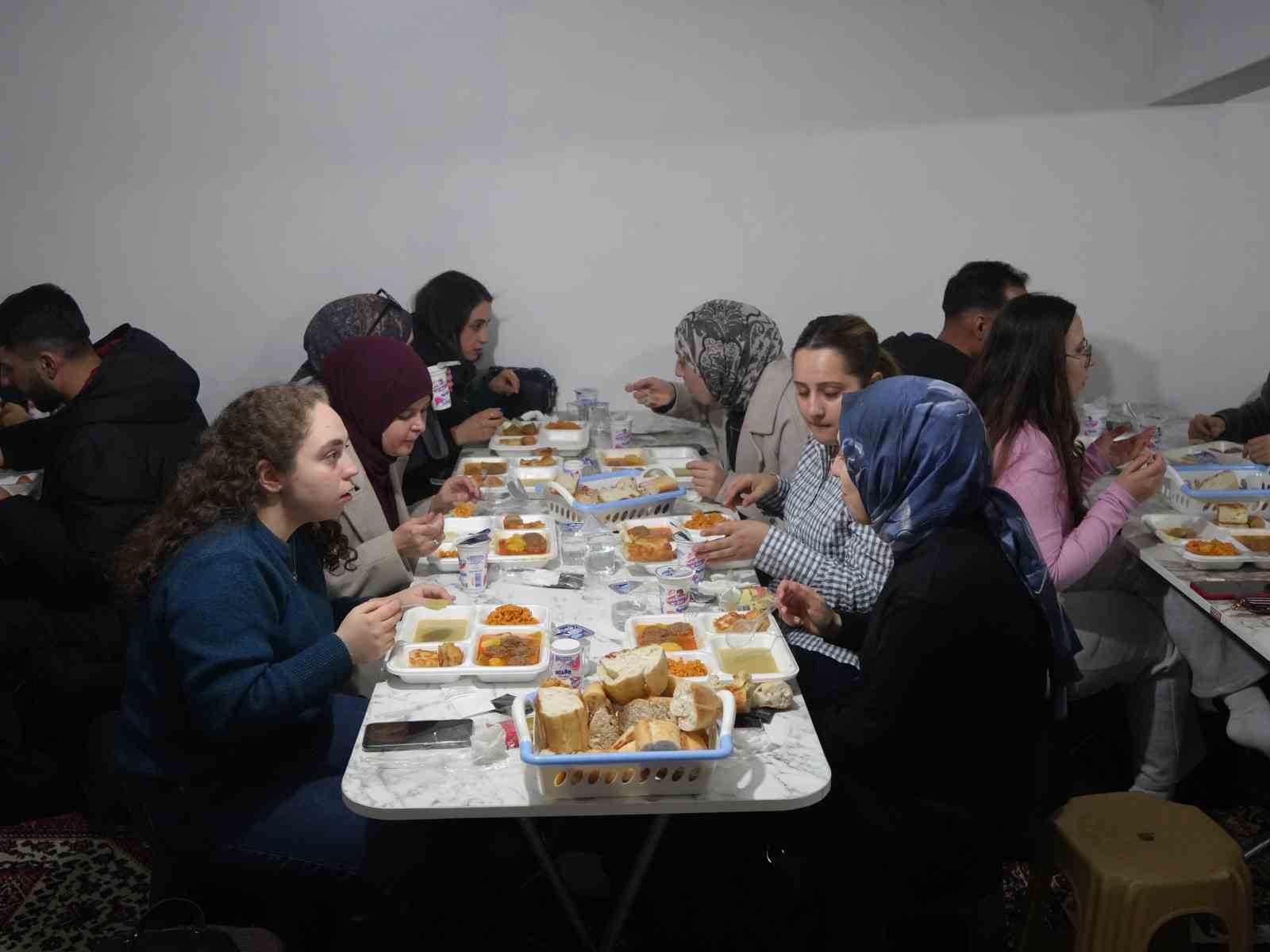 universite ogrencileri oruclarini koyde kurulan iftar sofrasinda acti 0 JGDj2ZSb