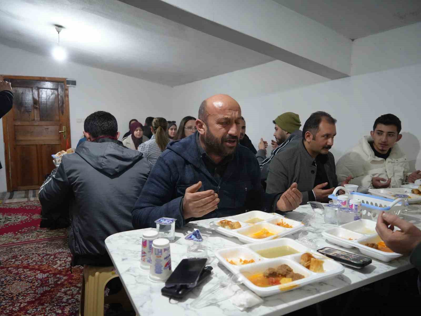 universite ogrencileri oruclarini koyde kurulan iftar sofrasinda acti 3 4R2XAE5v