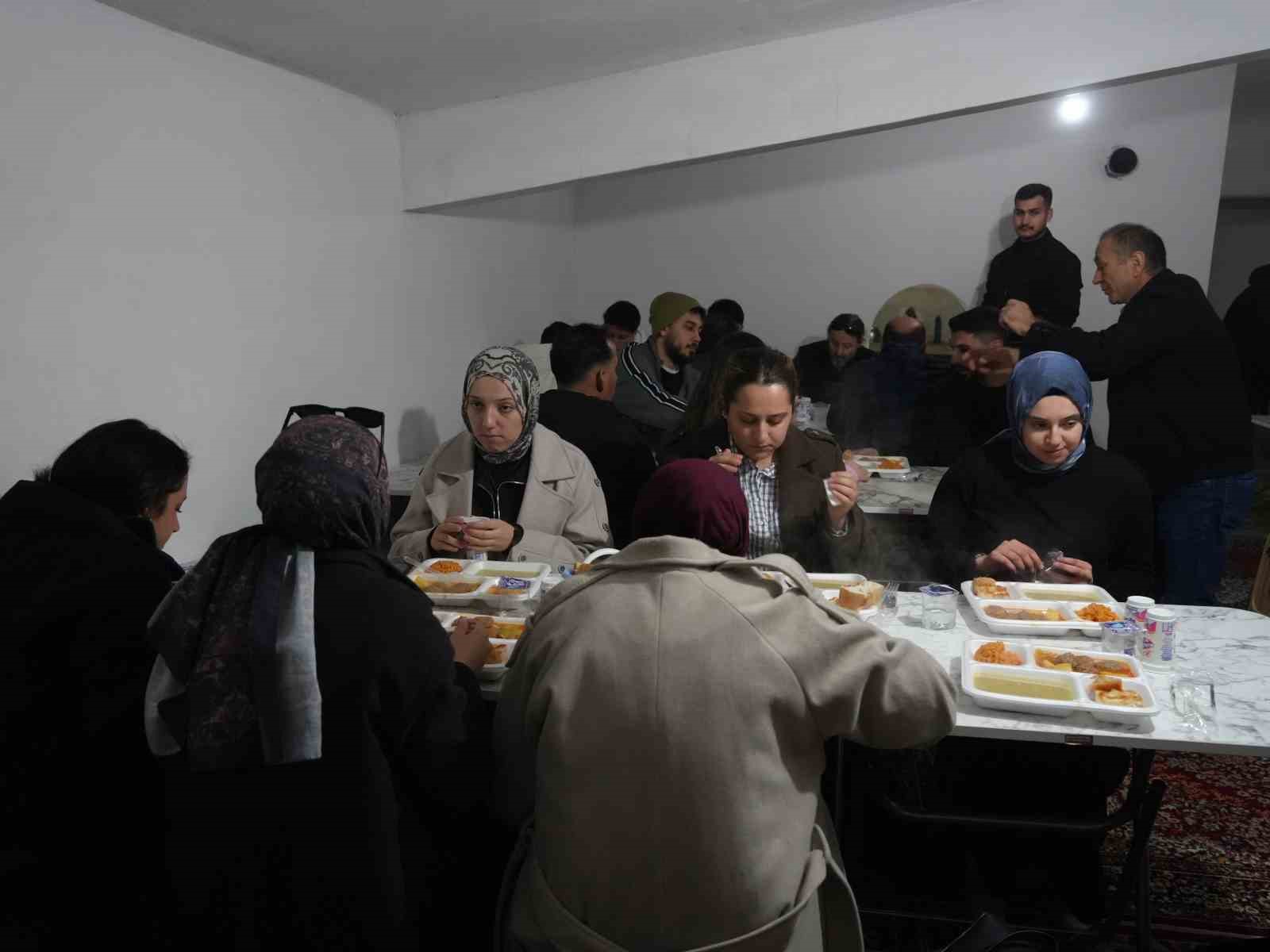 universite ogrencileri oruclarini koyde kurulan iftar sofrasinda acti 4 5GJWXGaD