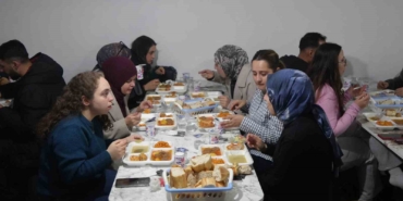 universite-ogrencileri-oruclarini-koyde-kurulan-iftar-sofrasinda-acti-NmmhEVjf.jpg