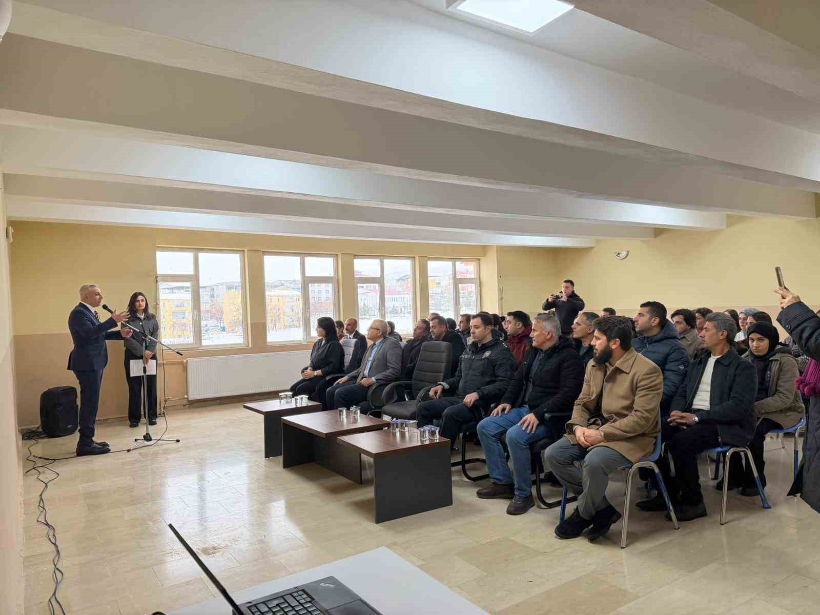 universite ogrencilerinden licede anlamli proje kutuphane kuruldu 2