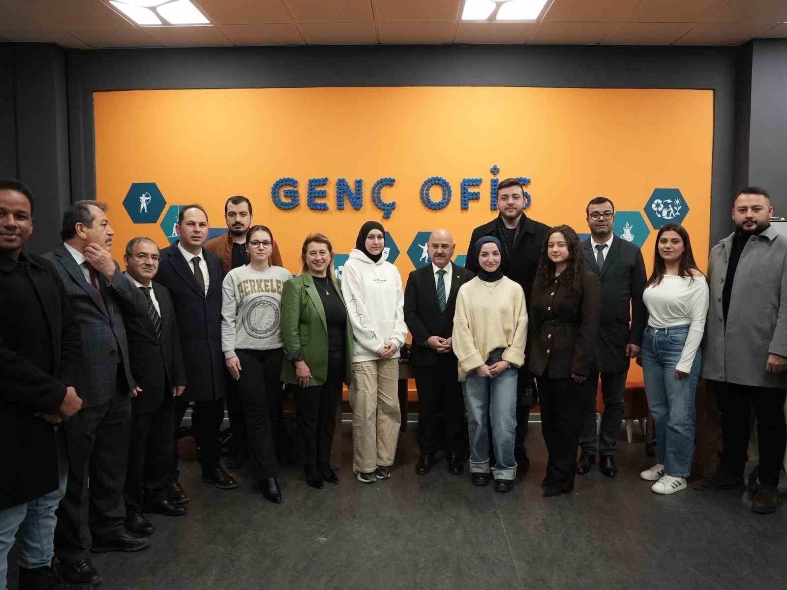 universite ogrencilerine anne eli 2 pOAVtyT5