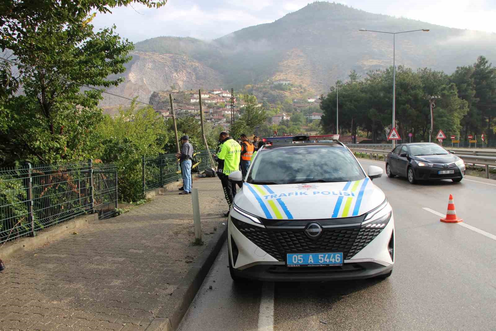 universite ogrencilerinin bulundugu otomobil bahceye uctu 4 yarali 3 5dwZya1w