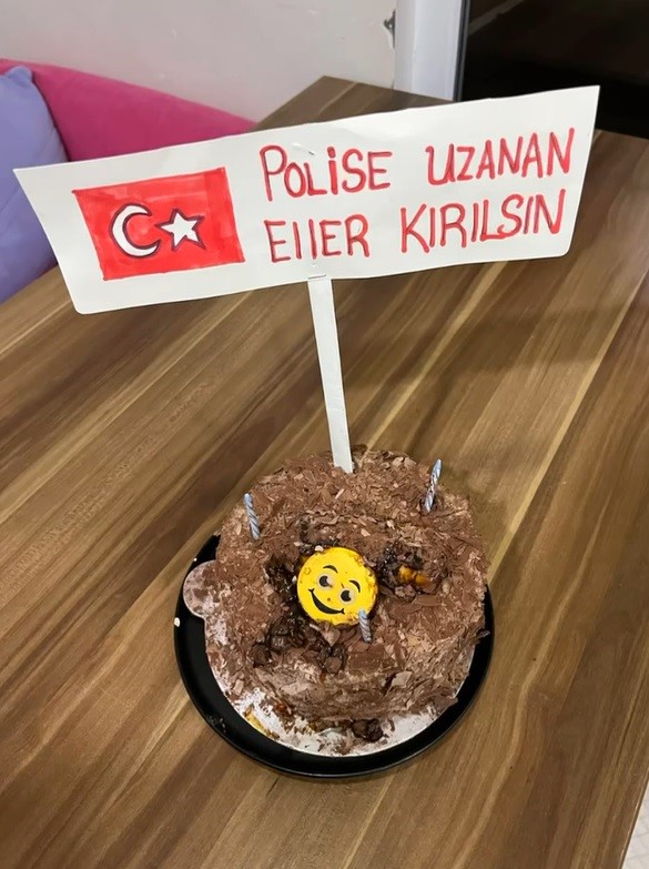 Üniversite öğrencilerinin kavga ihbarına geldiler, pasta ile karşılaştılar 5 universite ogrencilerinin kavga ihbarina geldiler pasta ile karsilastilar 1 zOUQSDur