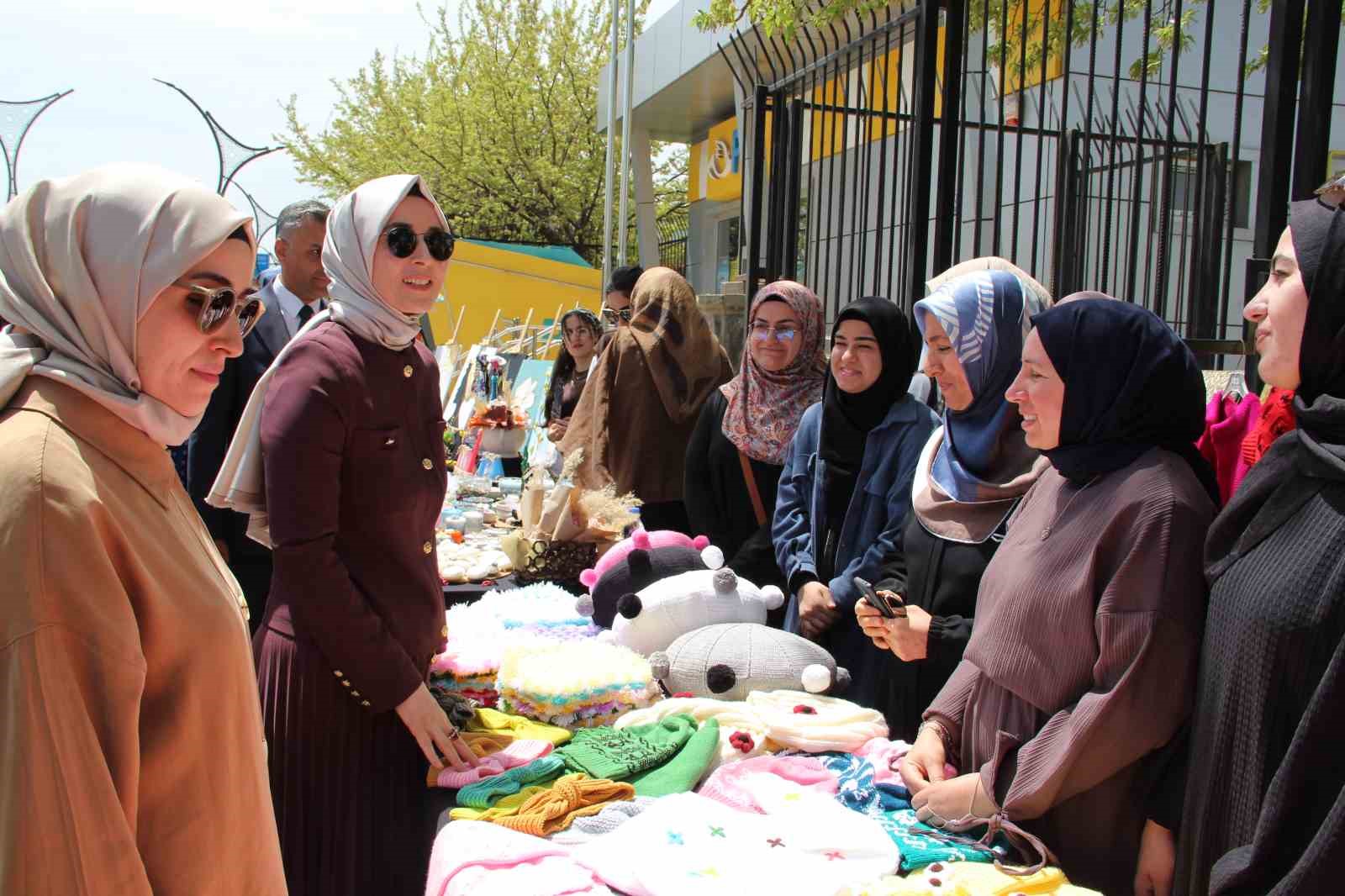 universite ogrencilerinin yil boyunca yaptiklari el emegi urunleri gorucuye cikti 0 8bN4bLPI
