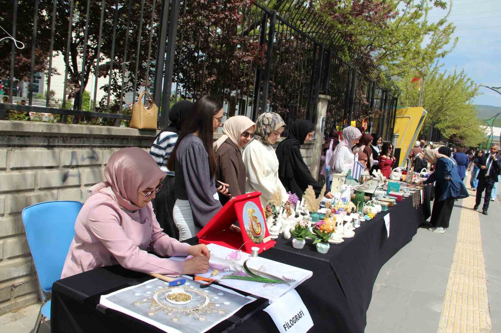 universite ogrencilerinin yil boyunca yaptiklari el emegi urunleri gorucuye cikti 1 yj6GHiib