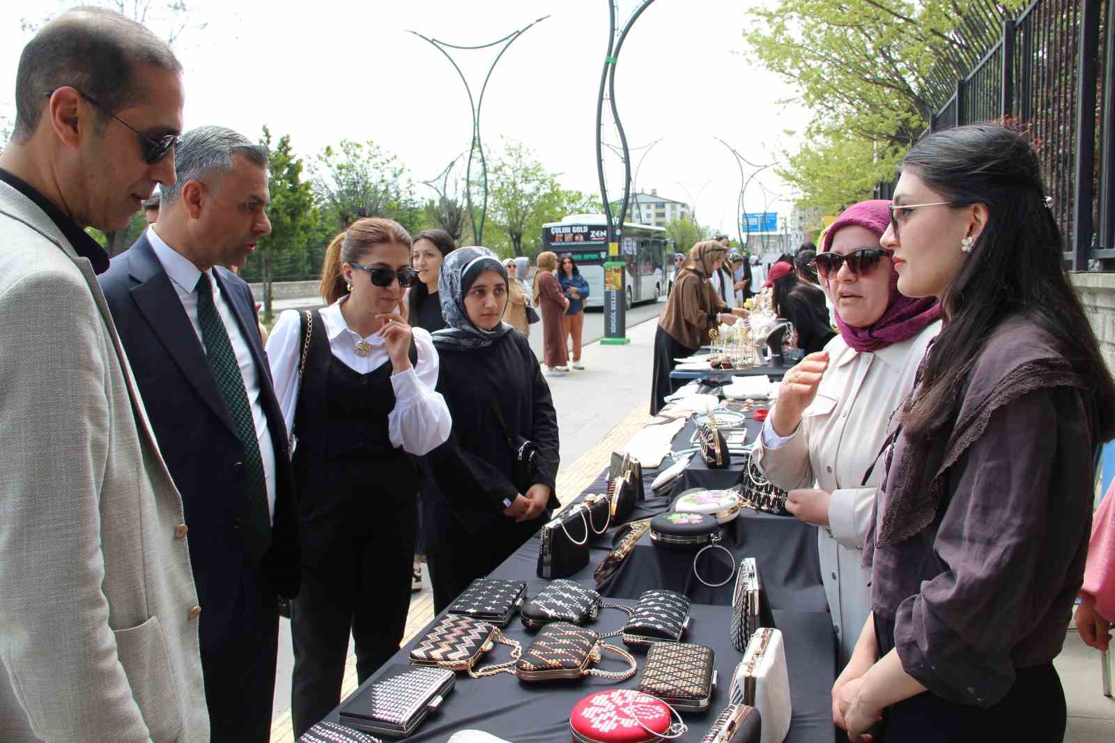 universite ogrencilerinin yil boyunca yaptiklari el emegi urunleri gorucuye cikti 3 qER19zOO