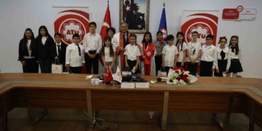 universite-senatosu-1-gunlugune-cocuklarin-oldu-Fw2sVmv4.jpg