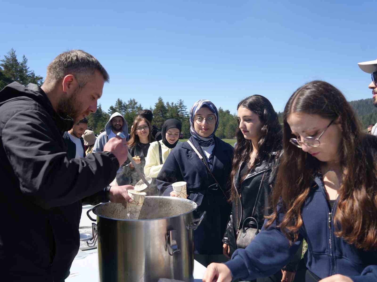 universiteli genclere 19 mayista kilometrelerce yurudukten sonra goce corbasi ikram edildi 1 ctHlIUlL