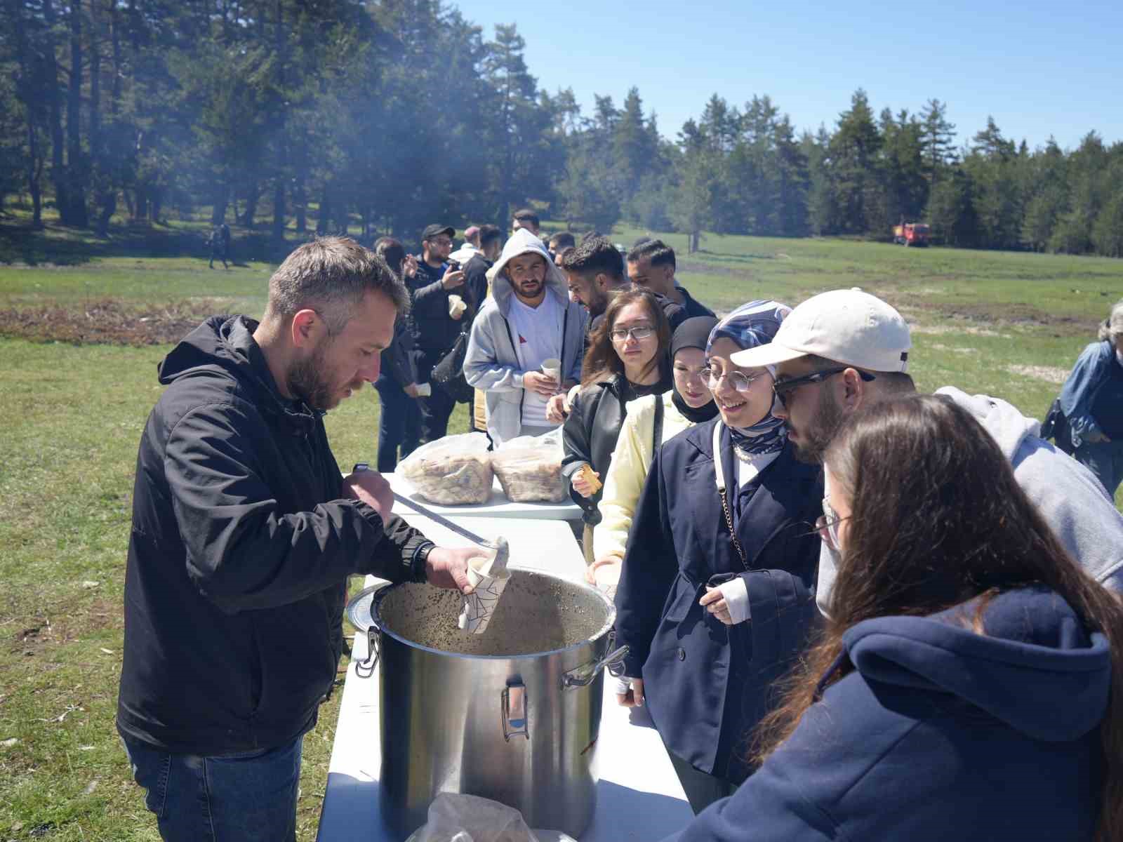 universiteli genclere 19 mayista kilometrelerce yurudukten sonra goce corbasi ikram edildi 6