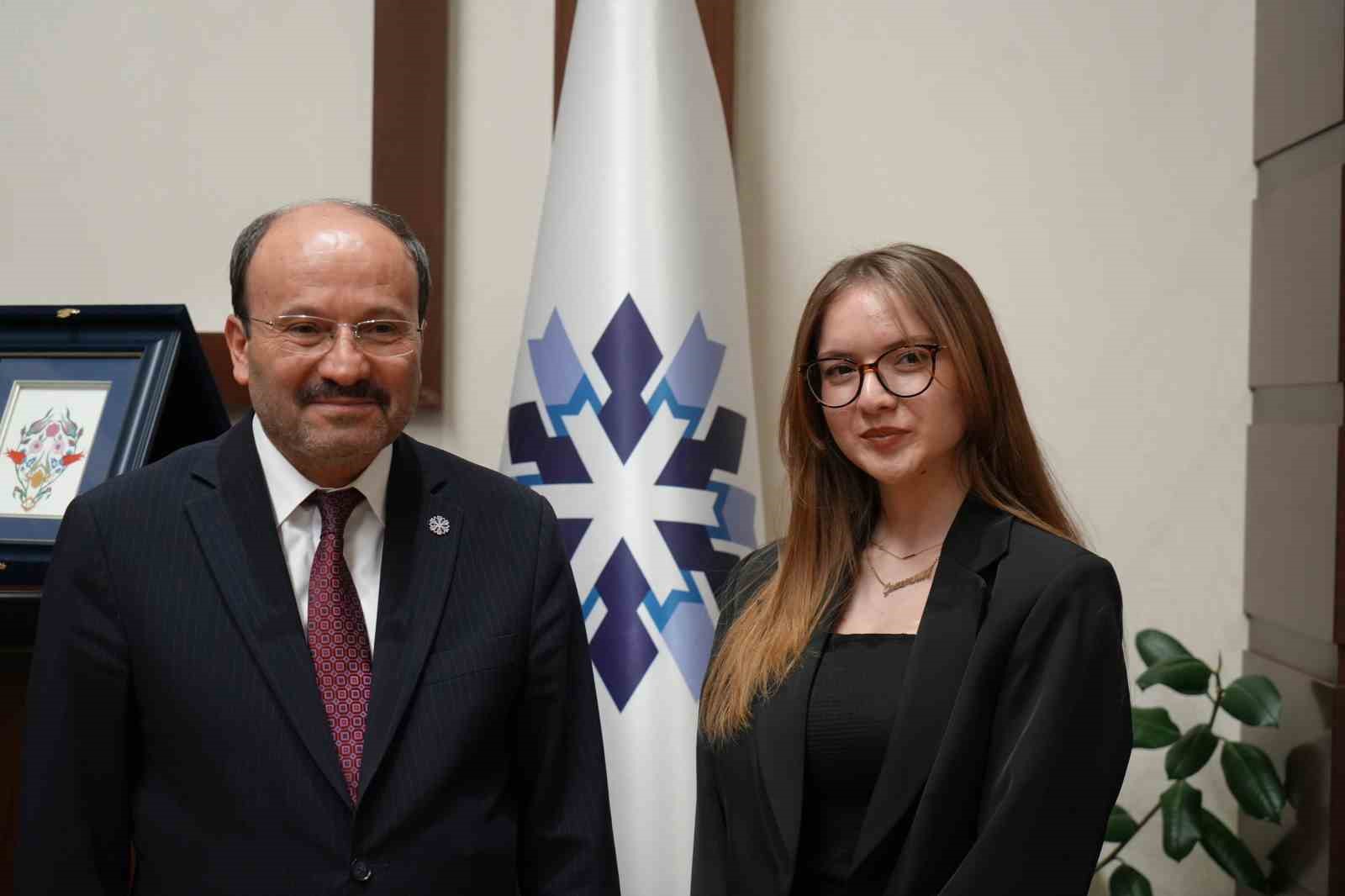 Üniversiteli Gizem, Rektör Çakmak’ın bir günlük mesaisine eşlik etti 4 universiteli gizem rektor cakmakin bir gunluk mesaisine eslik etti 0 yv32lUMg