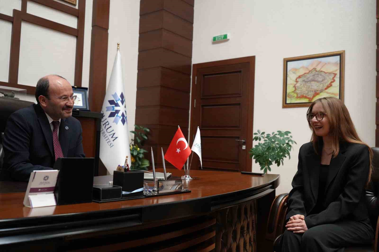 Üniversiteli Gizem, Rektör Çakmak’ın bir günlük mesaisine eşlik etti 8 universiteli gizem rektor cakmakin bir gunluk mesaisine eslik etti 4 gcfOmUPB