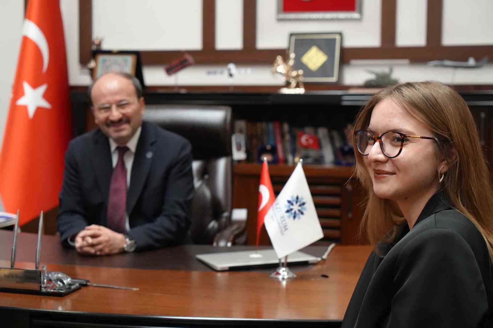 Üniversiteli Gizem, Rektör Çakmak’ın bir günlük mesaisine eşlik etti 9 universiteli gizem rektor cakmakin bir gunluk mesaisine eslik etti 5 SqerFzza