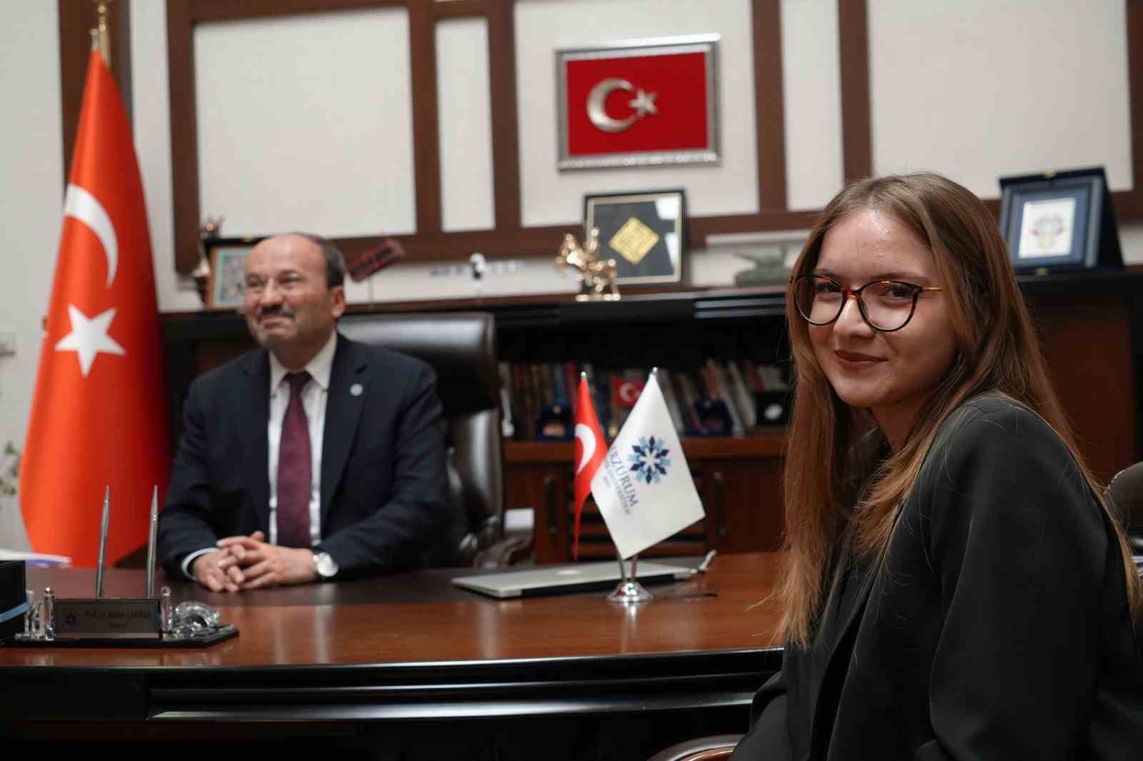 Üniversiteli Gizem, Rektör Çakmak’ın bir günlük mesaisine eşlik etti 12 universiteli gizem rektor cakmakin bir gunluk mesaisine eslik etti 8 rdsvKmc1