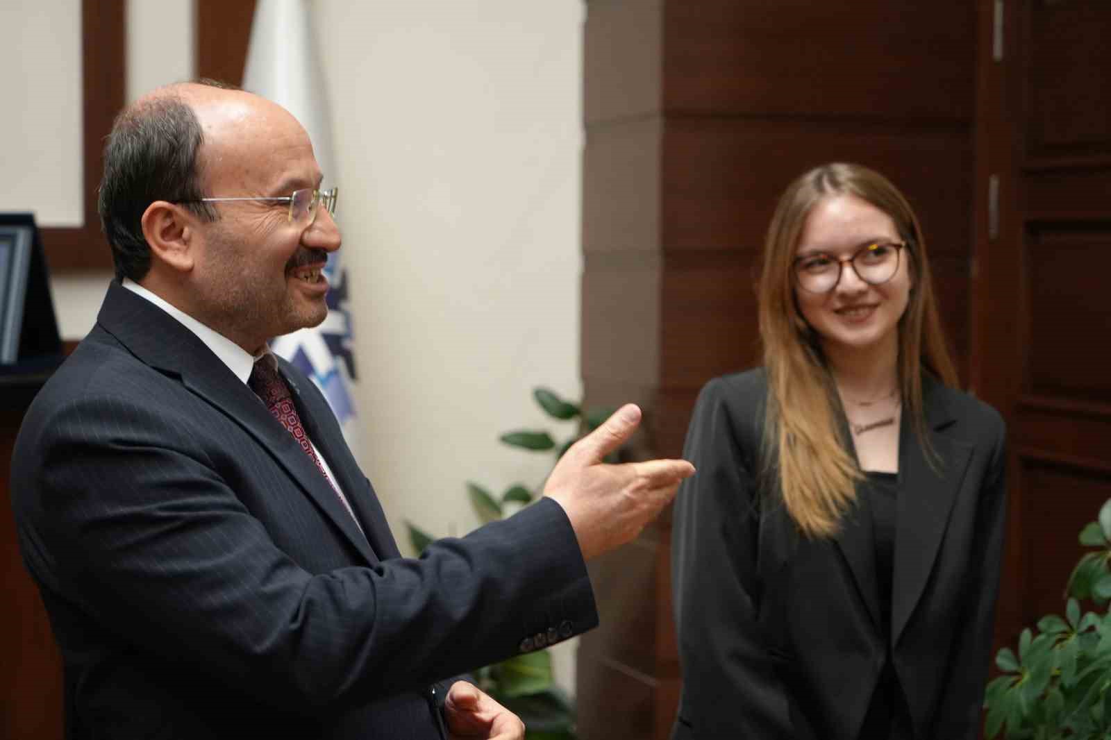 Üniversiteli Gizem, Rektör Çakmak’ın bir günlük mesaisine eşlik etti 13 universiteli gizem rektor cakmakin bir gunluk mesaisine eslik etti 9 bFL5SCyb