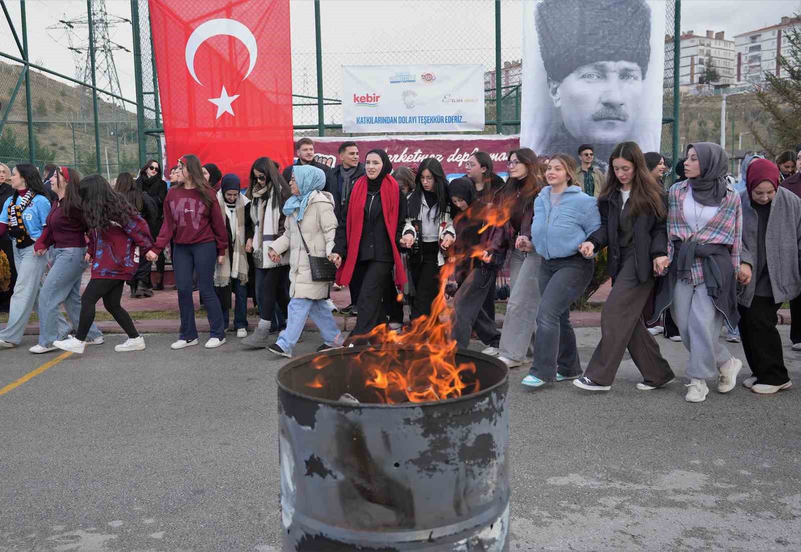 Üniversiteli Trabzonsporlulardan Keçiören’de coşkulu Horon Festivali 5 universiteli trabzonsporlulardan keciorende coskulu horon festivali 1 CEDuLH3F