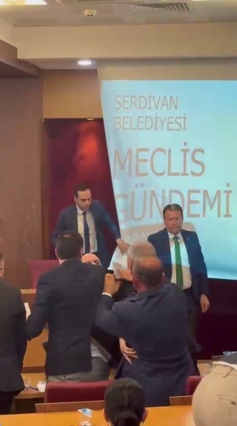 universitelilerin izledigi meclis toplantisinda arbede baskan celikten siz kimsiniz tepkisi 4 elnUUg1v