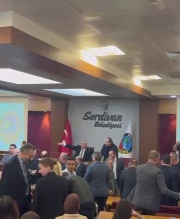 universitelilerin-izledigi-meclis-toplantisinda-arbede-baskan-celikten-siz-kimsiniz-tepkisi-sQIYmIxl.jpg