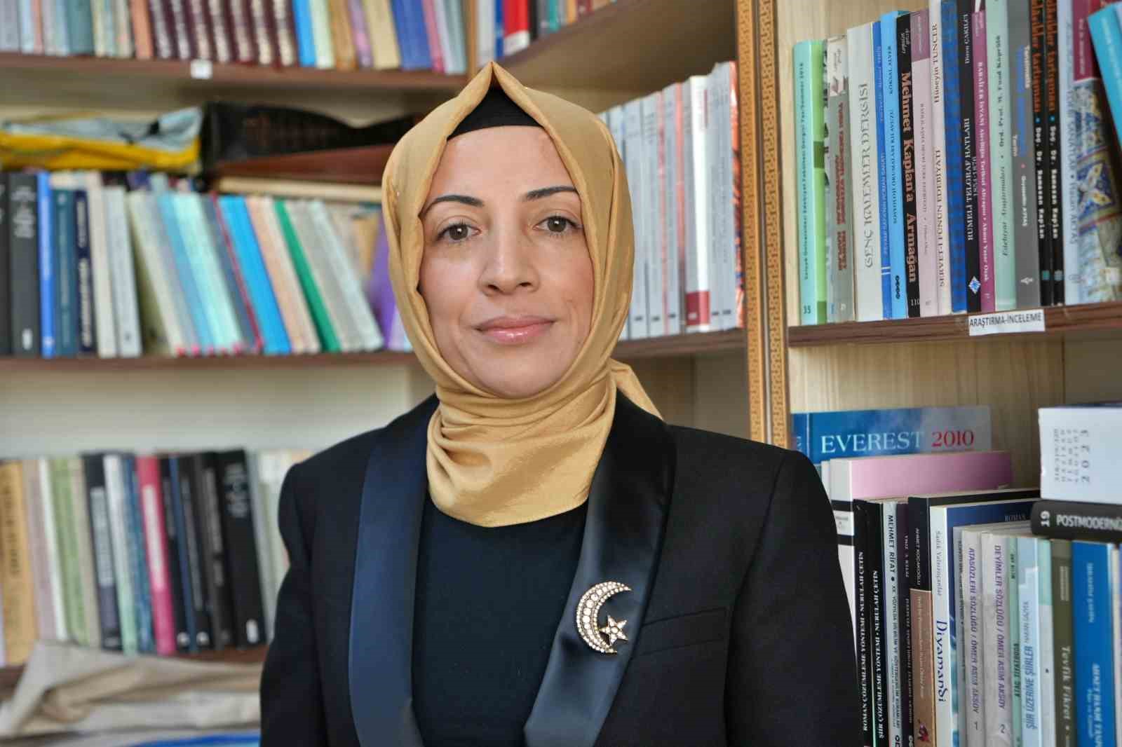 universiteye girebilmek icin cikardigi basortusuyle akademisyen olarak kursuye cikti 0 2Sg66rDe