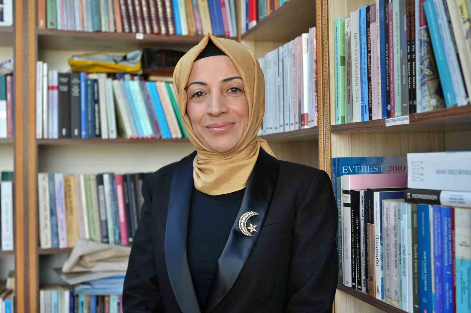 universiteye girebilmek icin cikardigi basortusuyle akademisyen olarak kursuye cikti 1 uZBpEzvq