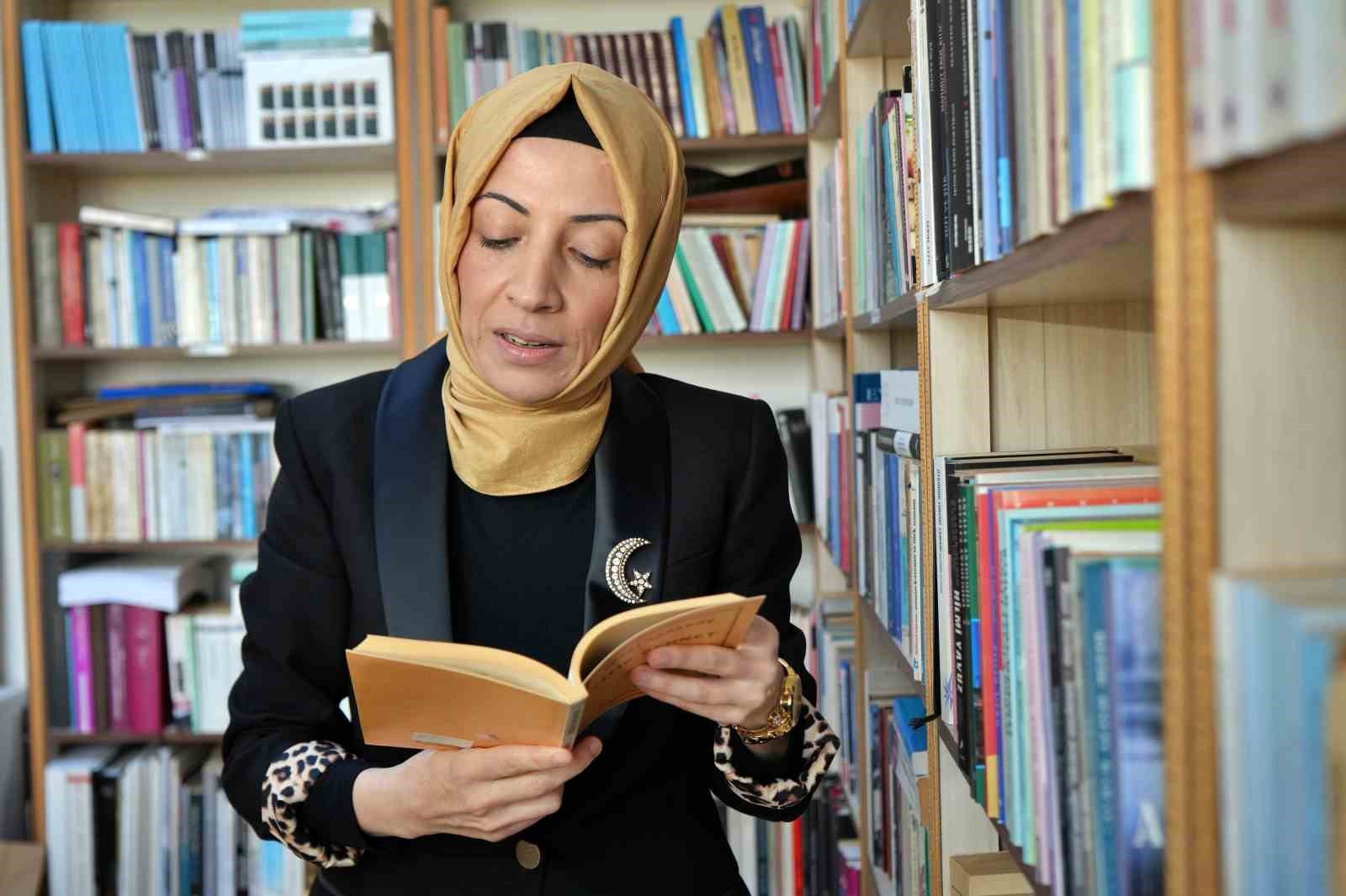 universiteye girebilmek icin cikardigi basortusuyle akademisyen olarak kursuye cikti 2