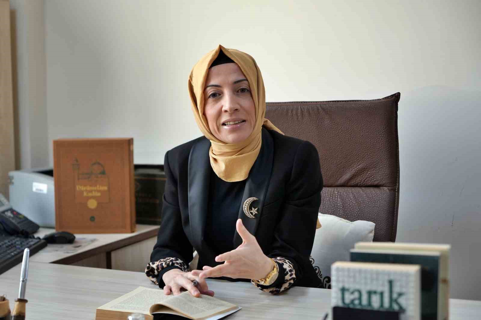 universiteye girebilmek icin cikardigi basortusuyle akademisyen olarak kursuye cikti 3 uWt3RYA8