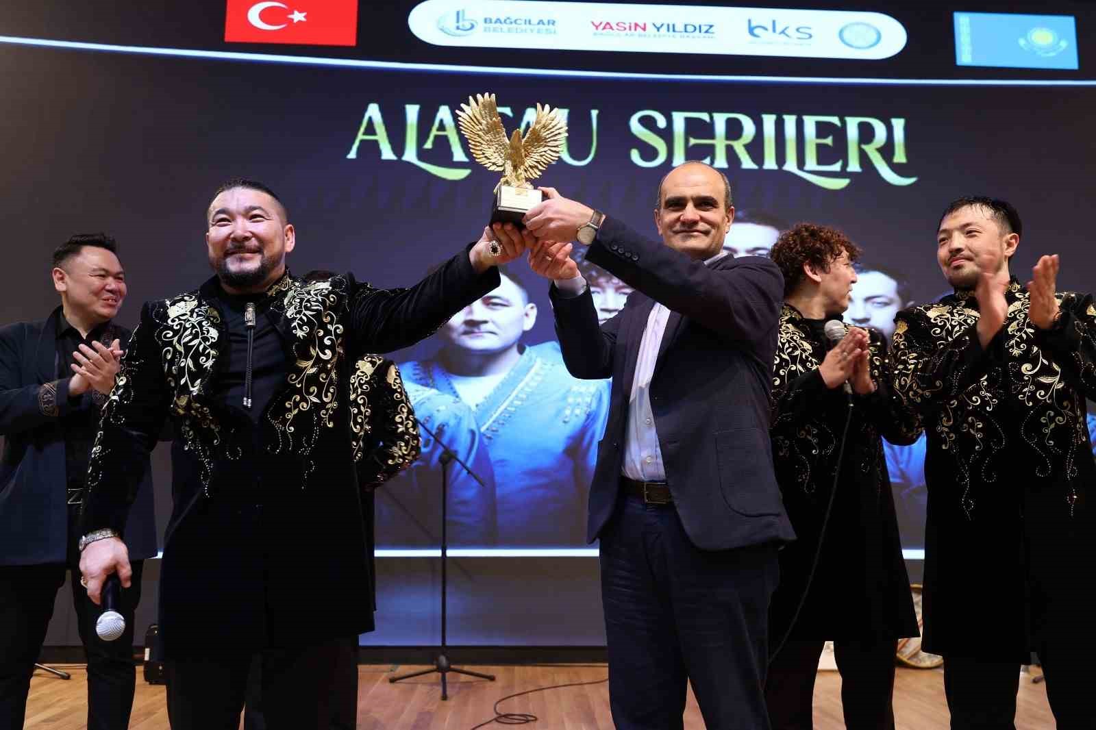 unlu kazak muzik grubu alatau serileri yeni albumunun lansmanini bagcilarda yapti 3 3BzUBMCm