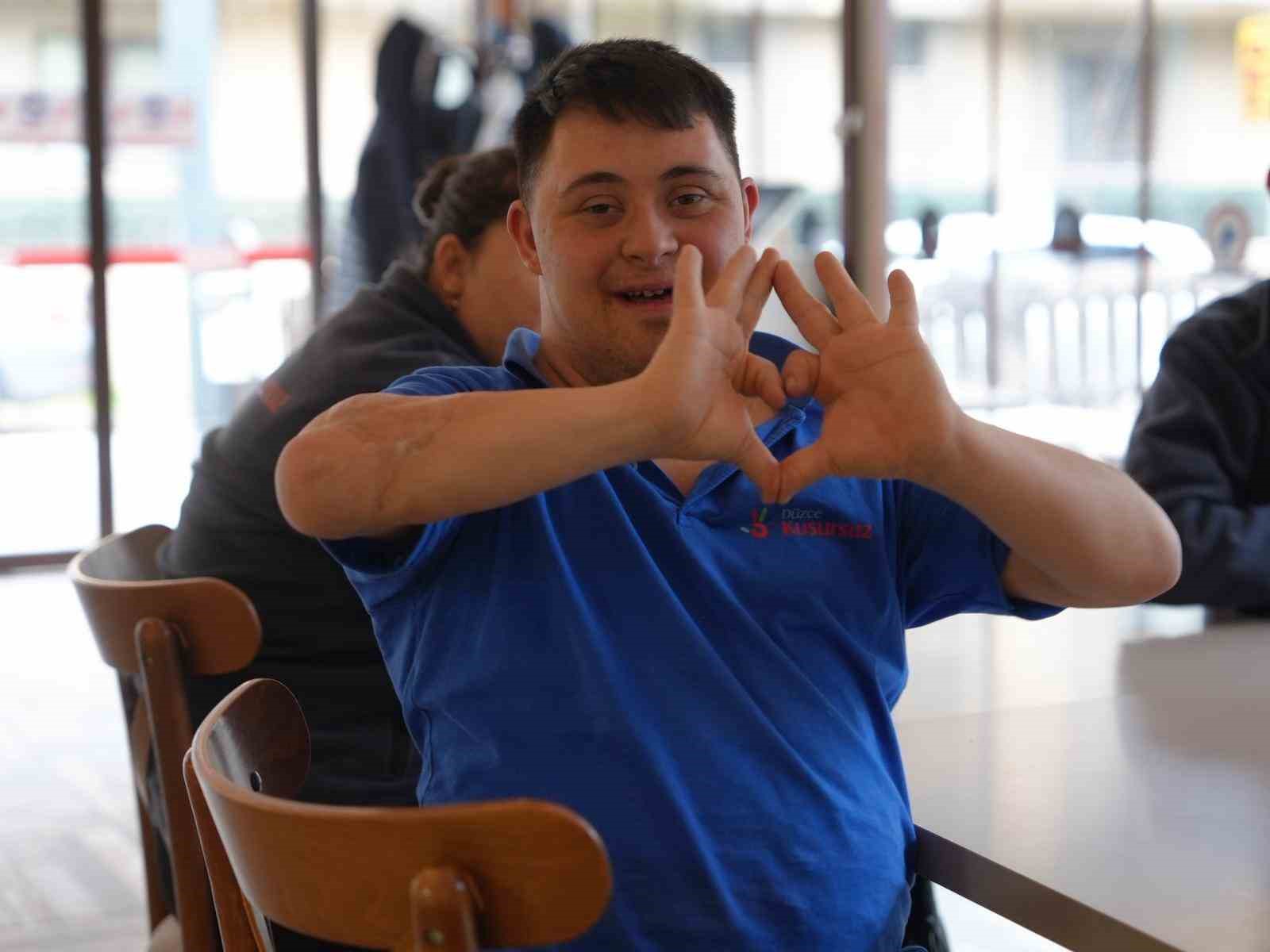 unlu oyuncu celebi down sedromlu bireylerin calistigi kafede 1 7JH1RTKc