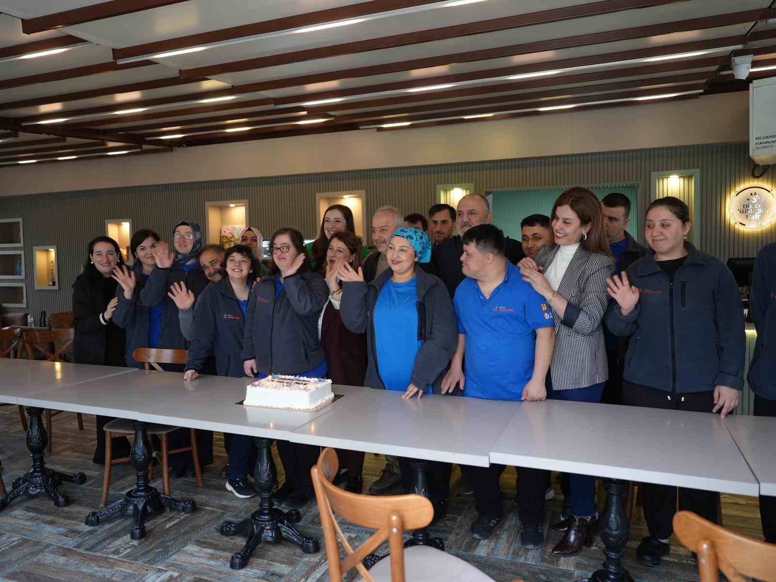 unlu oyuncu celebi down sedromlu bireylerin calistigi kafede 2 SGZnZM5Q