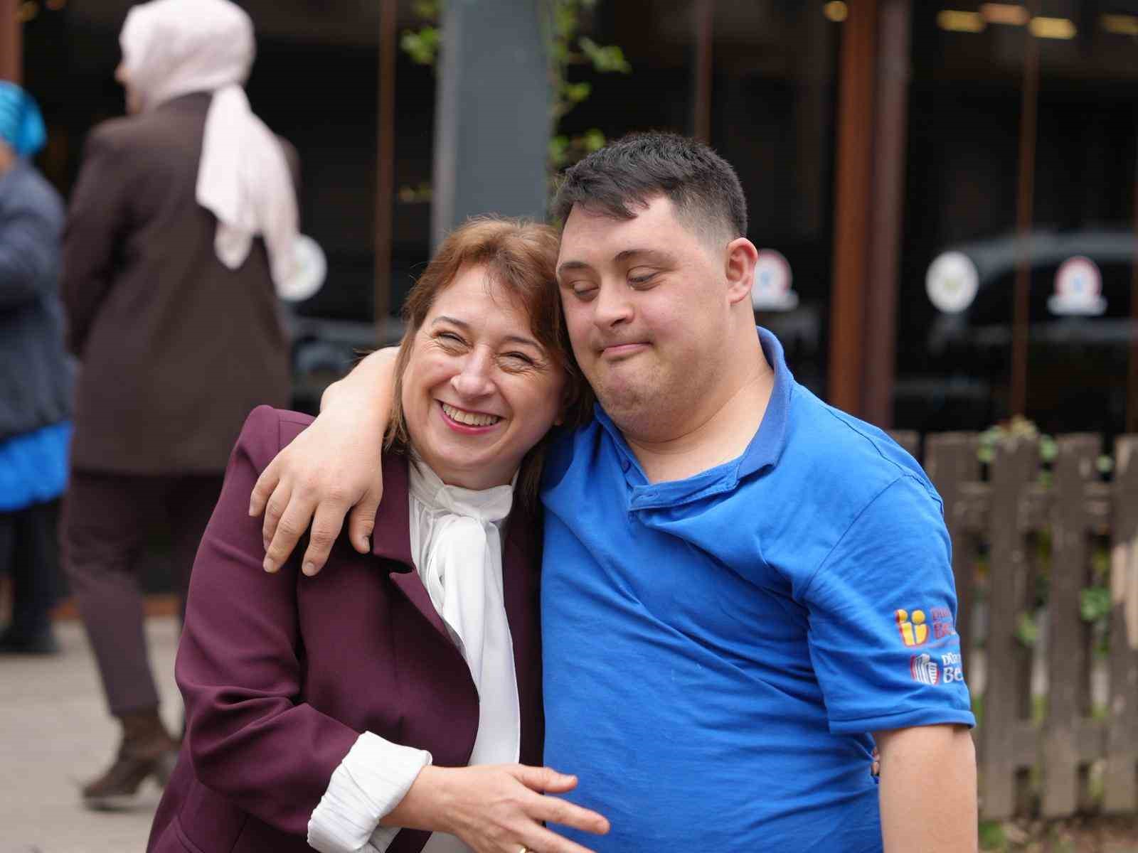 unlu oyuncu celebi down sedromlu bireylerin calistigi kafede 3