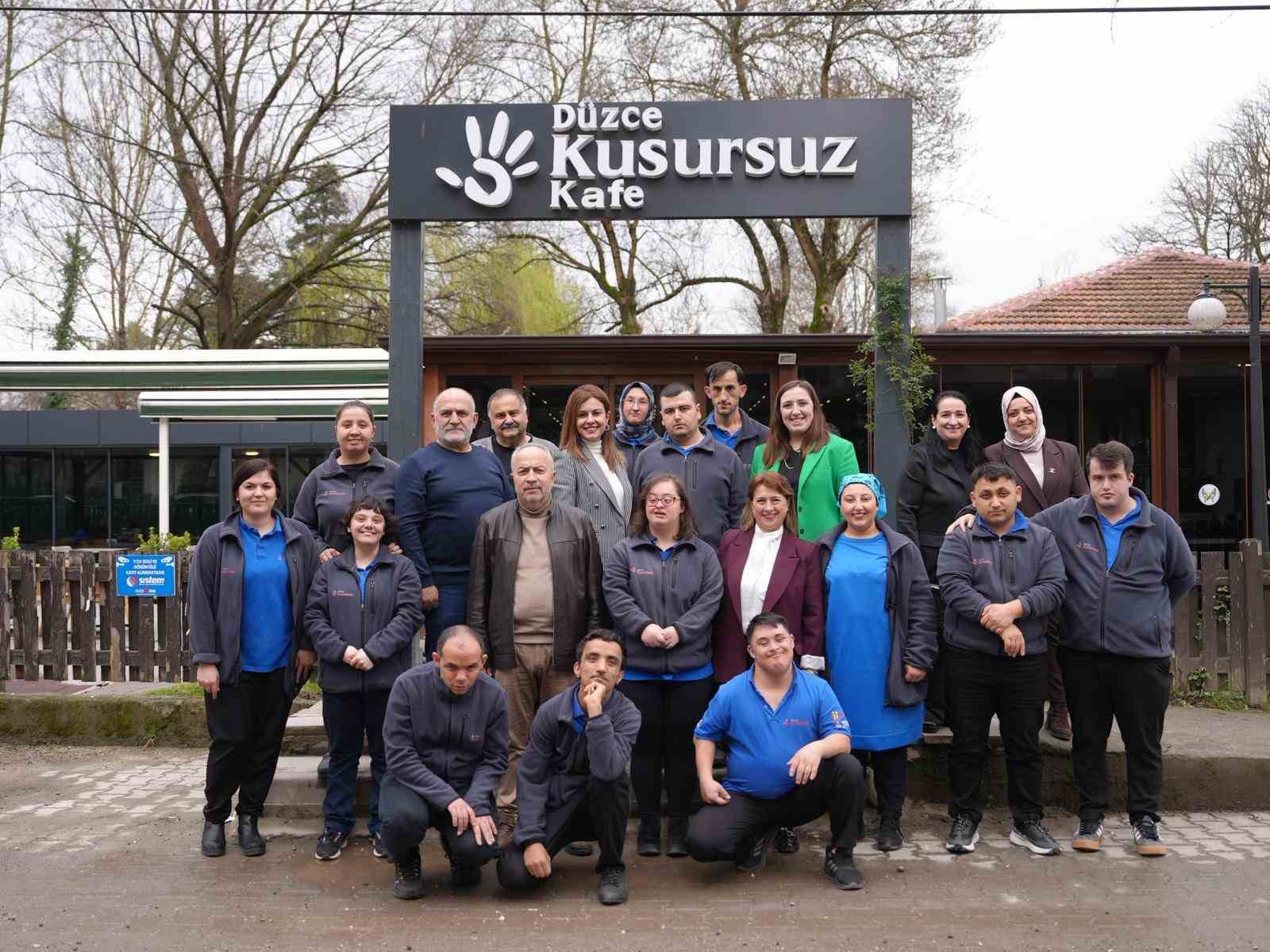 unlu oyuncu celebi down sedromlu bireylerin calistigi kafede 4 UJf12NY7