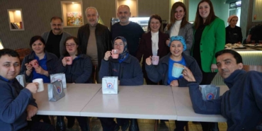 unlu-oyuncu-celebi-down-sedromlu-bireylerin-calistigi-kafede-QSxO7jyA.jpg