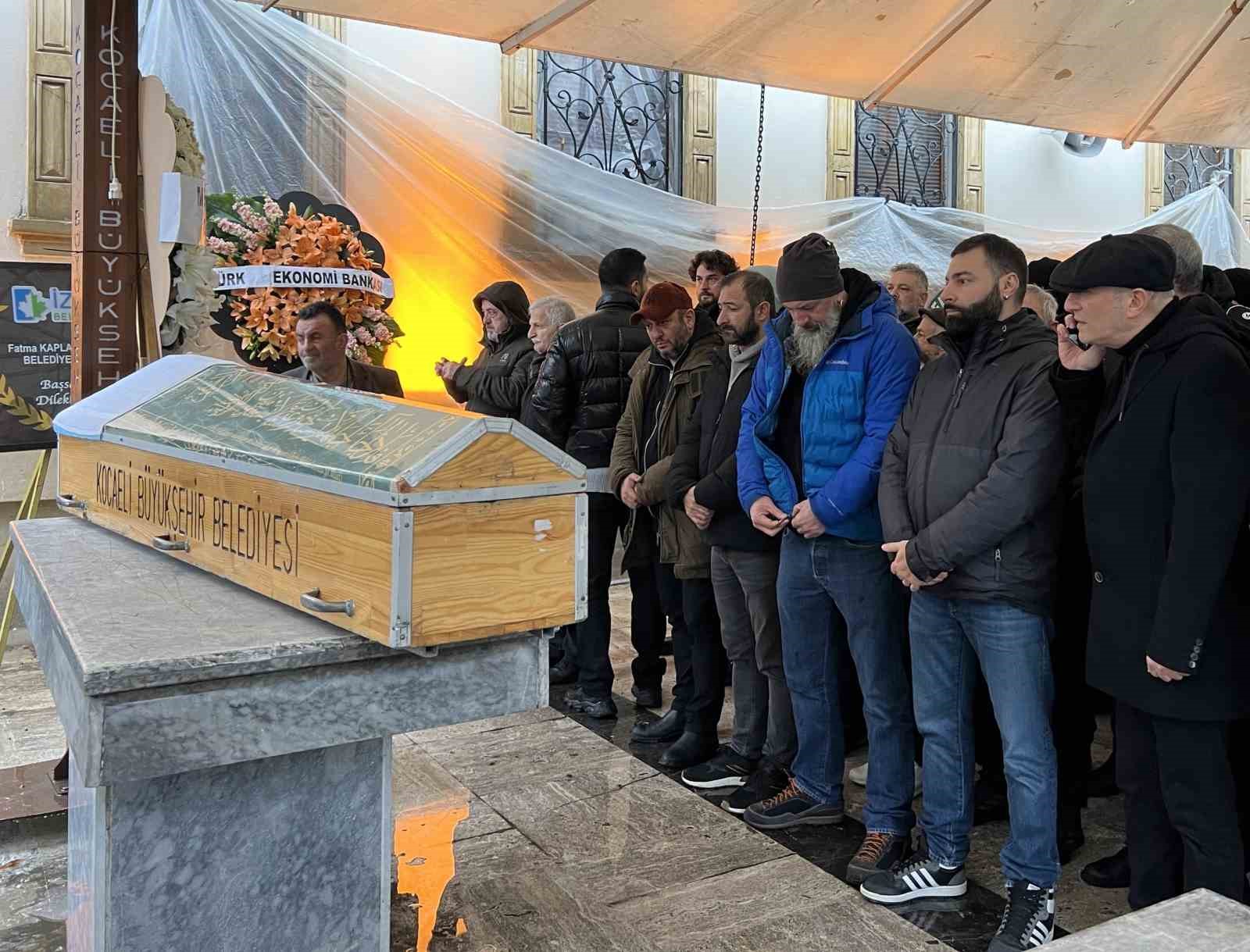 unlu oyuncu serkan keskinin babasi son yolculuguna ugurlandi 1 2vQJyyB1