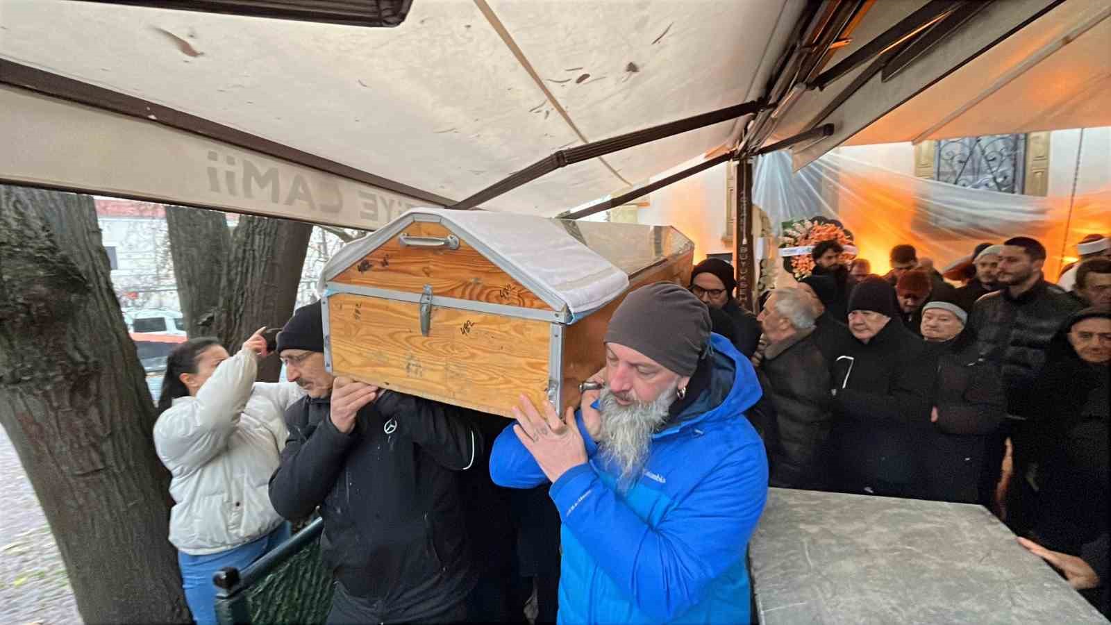 unlu oyuncu serkan keskinin babasi son yolculuguna ugurlandi 2 dyksqcbH