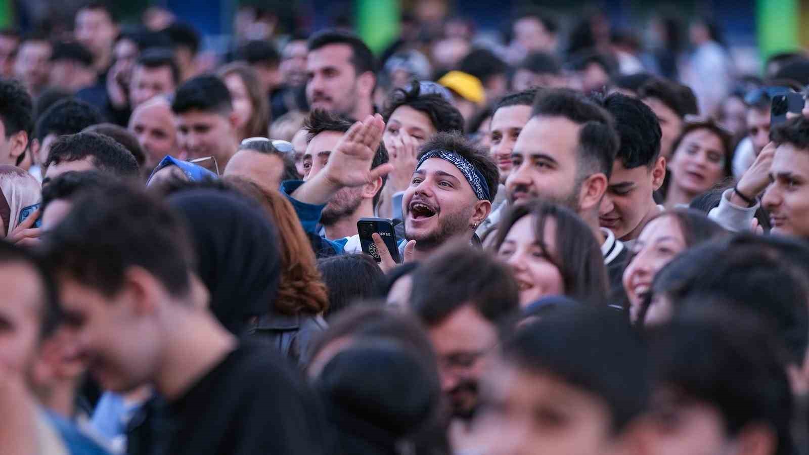 unlu rapci ceza kocaelide on binleri costurdu 8 EcnlWPQH