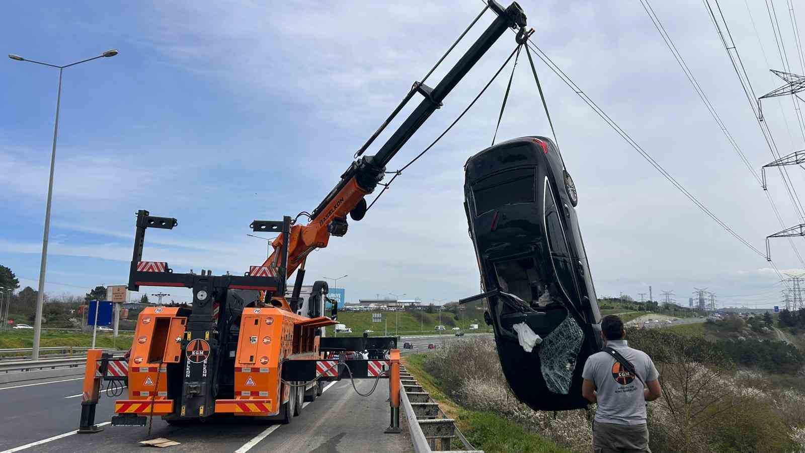 unlu sac ekimi uzmani berkay tulpar luks otomobiliyle bariyerlere carpip cayirlik alana uctu 2 MKuLkEVO
