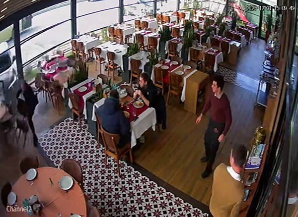 unlu sanatci cahit berkay kullandigi aracla restorana daldi 0 lv1EX16M