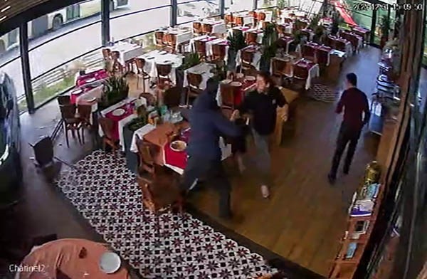 unlu sanatci cahit berkay kullandigi aracla restorana daldi 1 epGljMRL