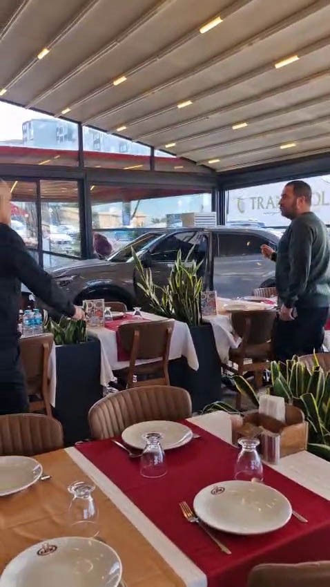 unlu sanatci cahit berkay kullandigi aracla restorana daldi 2