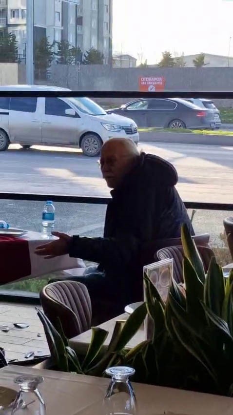 unlu sanatci cahit berkay kullandigi aracla restorana daldi 3 vq8dZNHL
