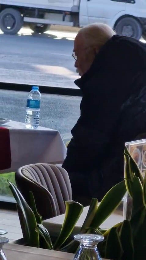 unlu sanatci cahit berkay kullandigi aracla restorana daldi 4 2IzET8jU