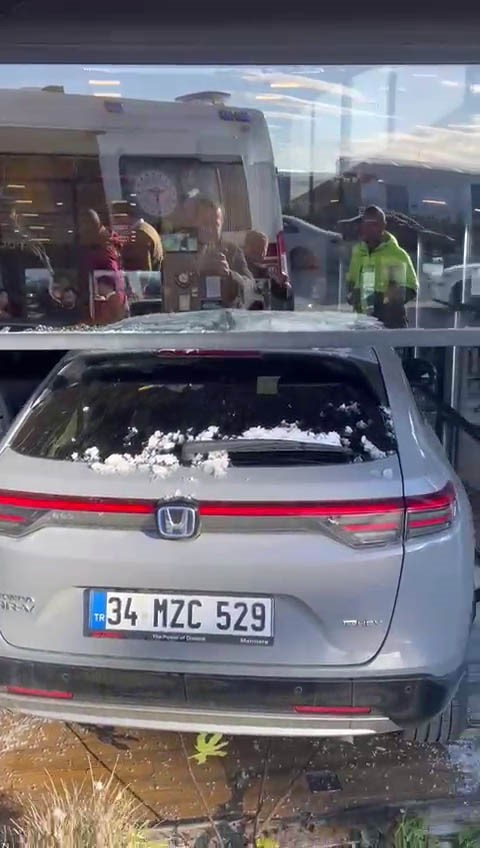 unlu sanatci cahit berkay kullandigi aracla restorana daldi 6 S2tljaKO