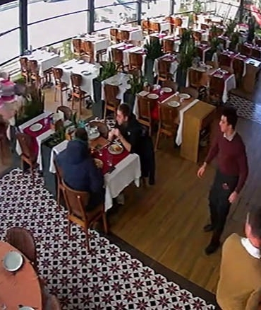 unlu-sanatci-cahit-berkay-kullandigi-aracla-restorana-daldi-reXLrgUV.jpg