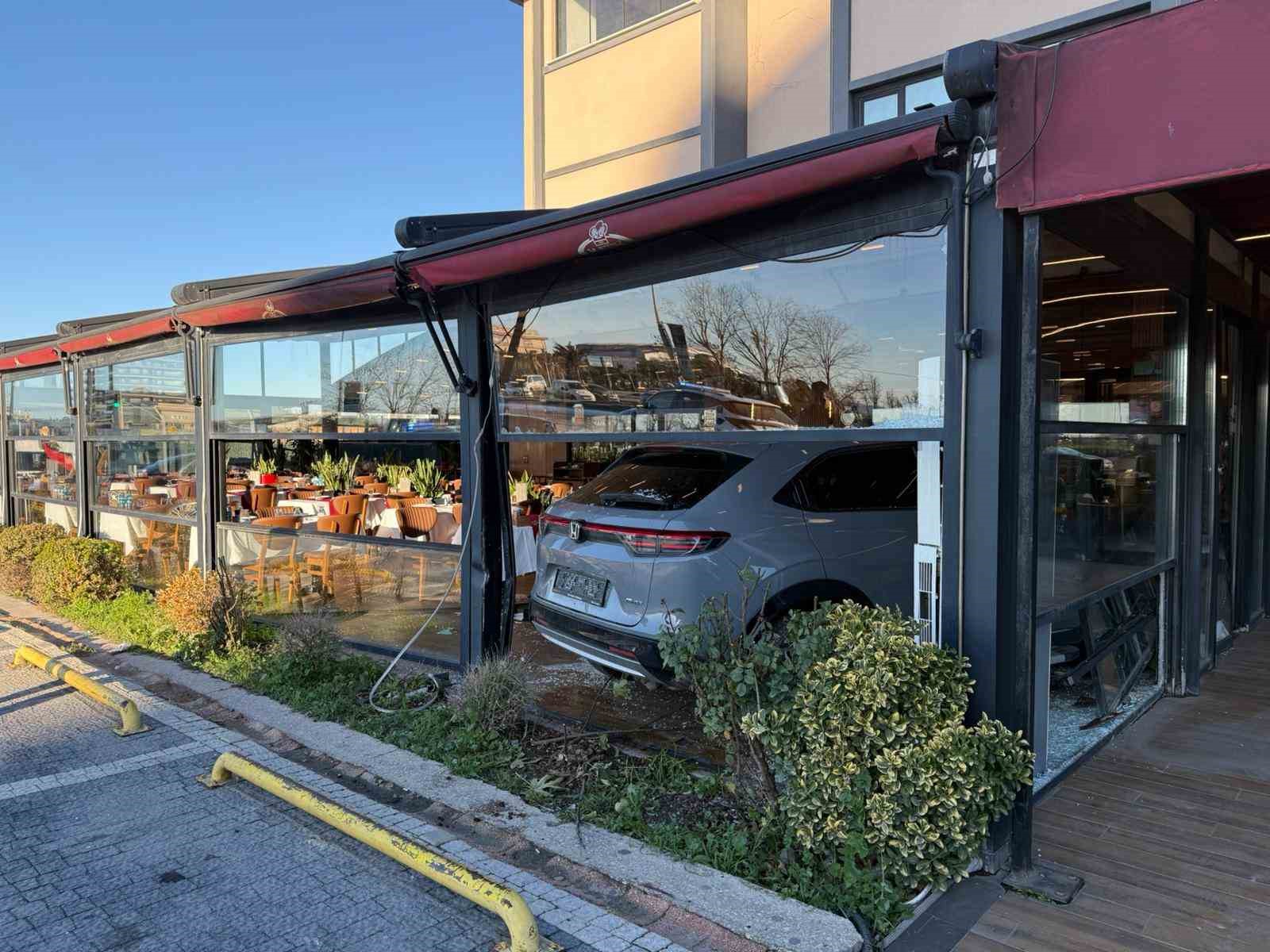 unlu sanatci cahit berkayin araciyla daldigi restoranin isletmecisi o anlari anlatti 3 JSVKkLz6