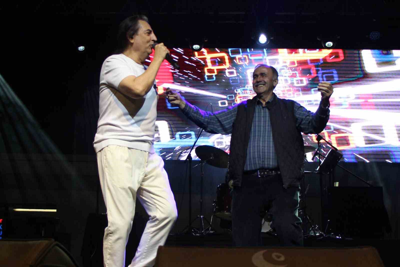 unlu sarkici celik amasya konserinde mahalle muhtariyla sahnede oynadi 0 PJyh3Djh