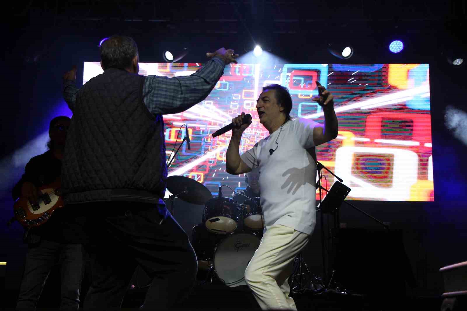 unlu sarkici celik amasya konserinde mahalle muhtariyla sahnede oynadi 1 iqu6yvGB
