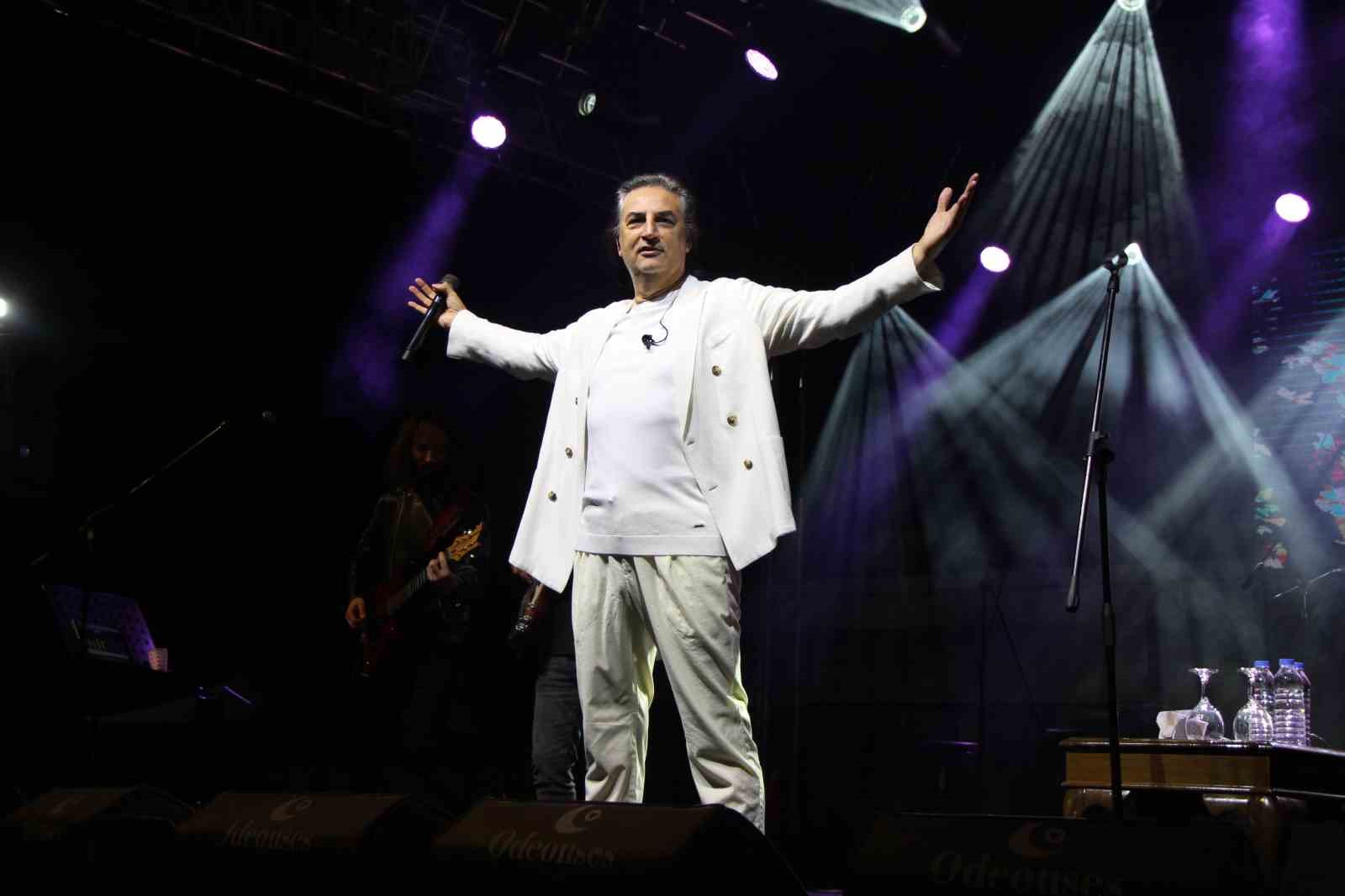 unlu sarkici celik amasya konserinde mahalle muhtariyla sahnede oynadi 2 FesvwXSZ