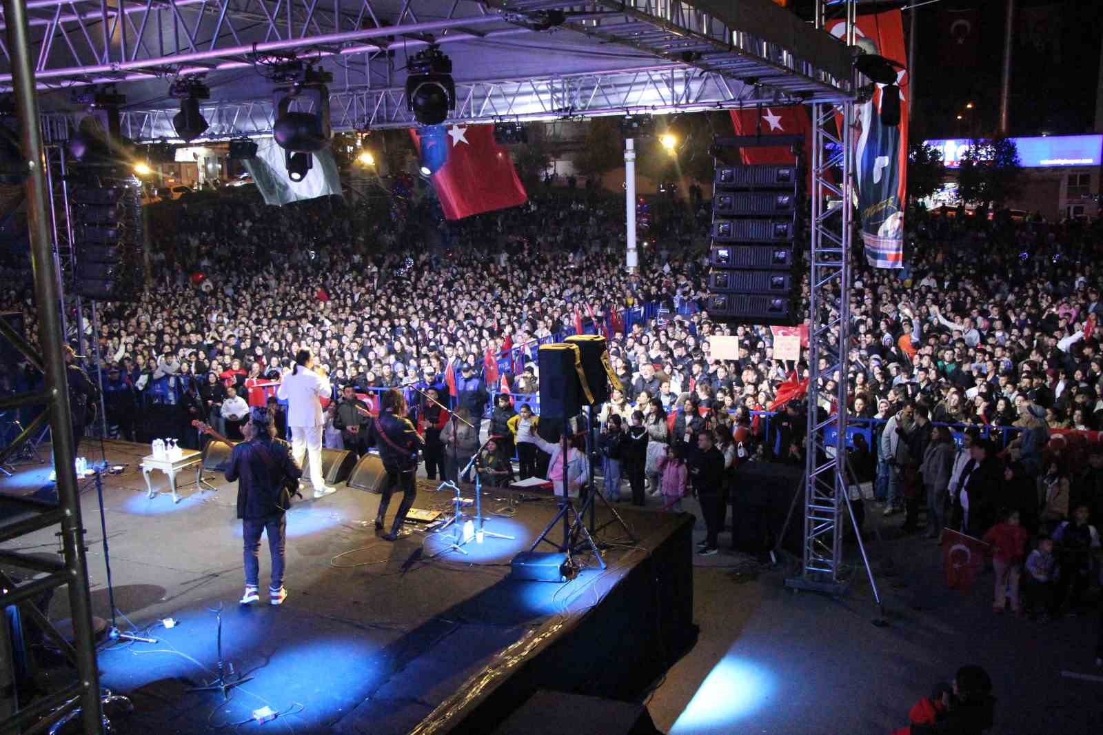 unlu sarkici celik amasya konserinde mahalle muhtariyla sahnede oynadi 3 ErTBsIww